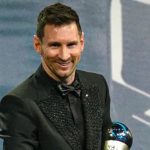 Messi nhắc con đi ngủ sau khi nhận giải FIFA The Best