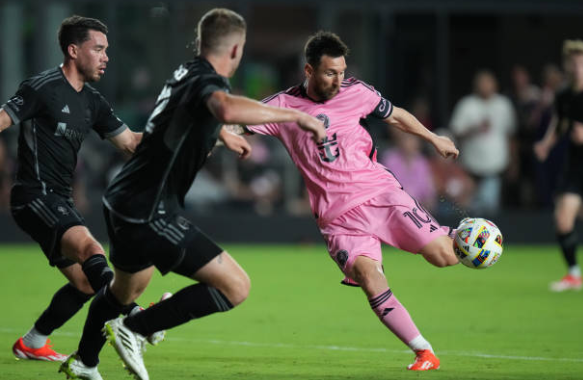 Messi rực sáng đưa Inter Miami lên ngôi đầu