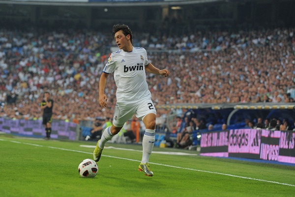 Mesut Ozil: Bóng đá đẹp và nhịp điệu thanh lịch