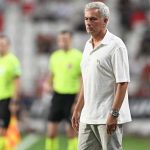 Mourinho ấm ức với quyết định của trọng tài