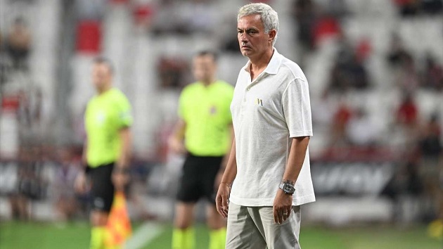 Mourinho ấm ức với quyết định của trọng tài