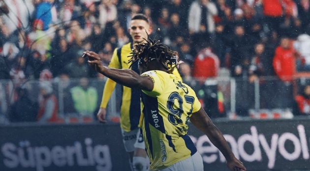 Mourinho bất lực khi Fenerbahce thủng lưới phút cuối