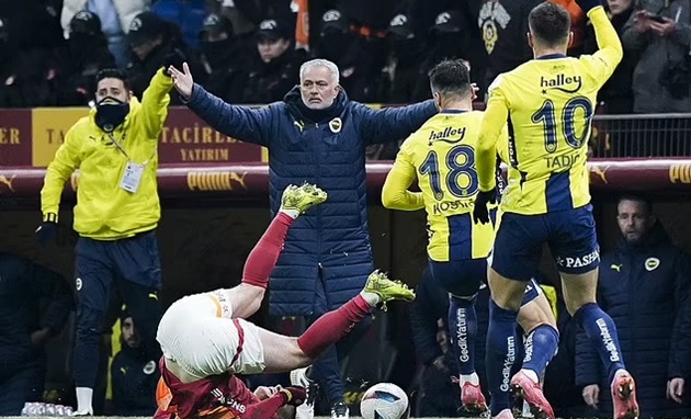 Mourinho bị cáo buộc phân biệt chủng tộc sau trận derby Thổ Nhĩ Kỳ