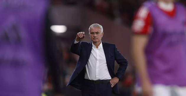 Mourinho dè chừng Famalicao, cảnh báo Benfica về sự tự mãn