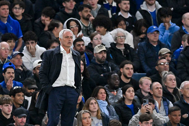 Mourinho dính virus khi Benfica chia điểm với Porto