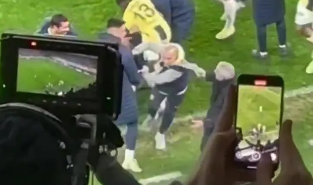 Mourinho “lôi” trợ lý HLV sau bàn thắng của Fenerbahce