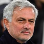 Mourinho nhắc nhở NHM về tủ đựng danh hiệu: “Tôi đã quen với những thứ sáng bóng”