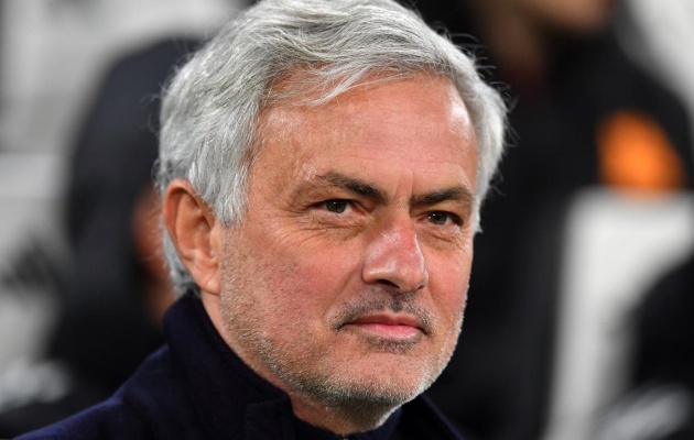 Mourinho nhắc nhở NHM về tủ đựng danh hiệu: “Tôi đã quen với những thứ sáng bóng”