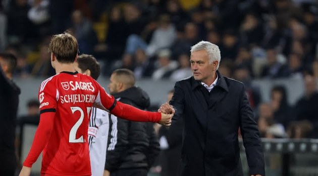 Mourinho thay người ‘như thần’, Benfica hủy diệt Vitoria Guimaraes