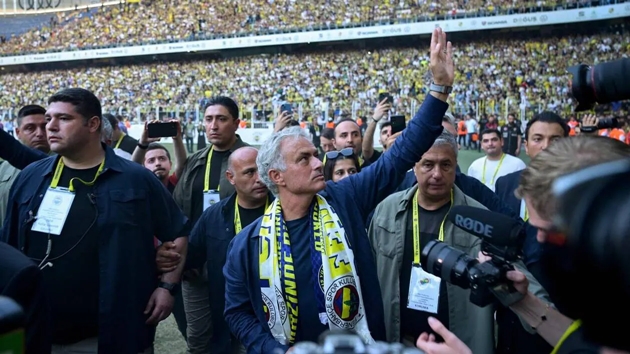 Mourinho xin lỗi cầu thủ Fenerbahce
