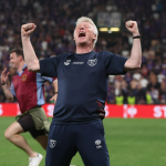 Moyes sao chép màn ăn mừng huyền thoại của Mourinho