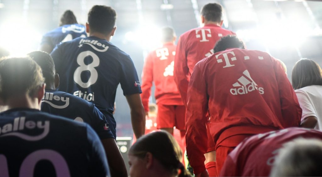 Mueller ghi bàn, HLV của anh “dửng dưng” như chưa có chuyện gì xảy ra