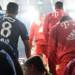 Mueller ghi bàn, HLV của anh “dửng dưng” như chưa có chuyện gì xảy ra