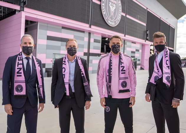 Neville rơi từ thiên đường xuống địa ngục khi đồng ý làm việc cho Beckham