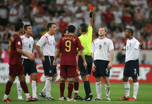 Ngày Ronaldo lo lắng vì khiến Rooney tức giận