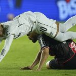 Ngày tái xuất đầy sóng gió của Neymar