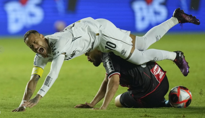 Ngày tái xuất đầy sóng gió của Neymar