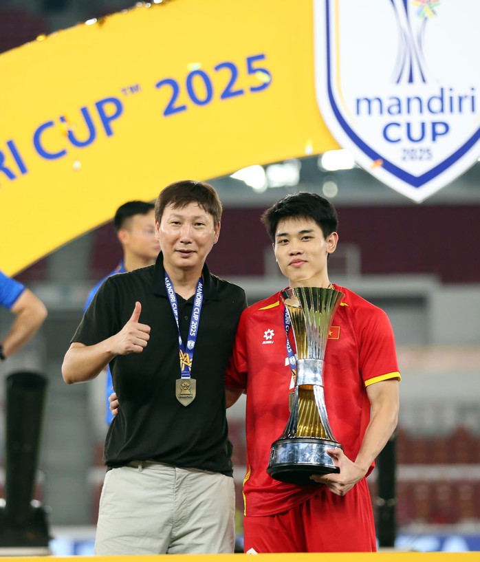 Nguyễn Đình Bắc tặng toàn bộ tiền thưởng làm từ thiện