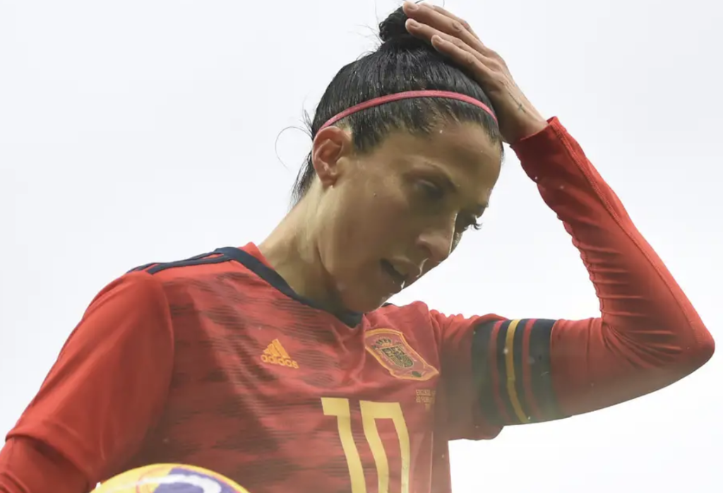 Nữ cầu thủ bị khóa môi chỉ trích LĐBĐ TBN đạo đức giả