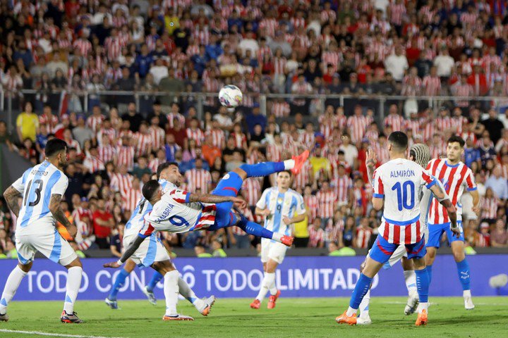 Paraguay 2-1 Argentina: Siêu phẩm xuất hiện; Messi tiếc nuối