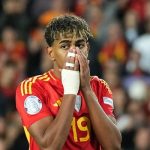 Pedri nói gì với Yamal sau khi đàn em sút hỏng phạt đền?