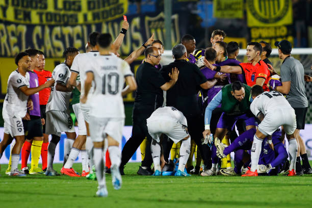 Penarol 3-1 Botafogo: Chung kết toàn Brazil; Drama tràn ngập