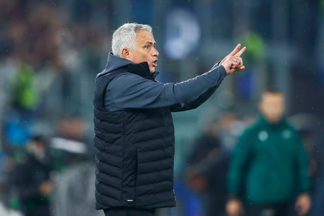 Pep “đá đểu” Mourinho bất tài