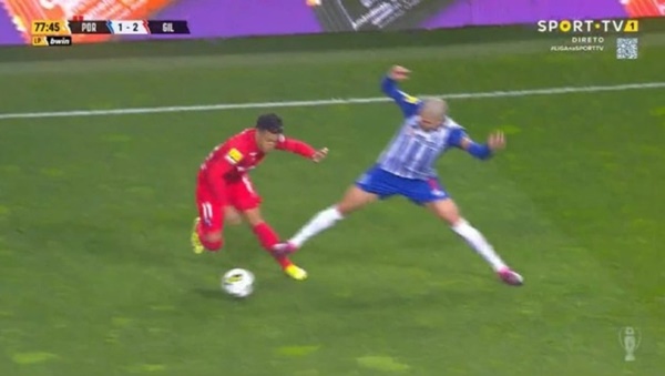 Pepe thoát thẻ đỏ sau pha triệt hạ đối thủ