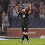 Phản ứng của Mascherano khi Messi nhường Suarez đá phạt đền