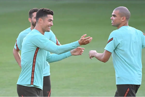 Phản ứng của Ronaldo khi Pepe trở lại