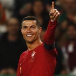 Ronaldo lập kỷ lục mới, Messi khó sánh bằng