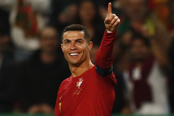 Ronaldo lập kỷ lục mới, Messi khó sánh bằng