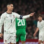 Ronaldo nhận thẻ đỏ, HLV CH Ireland đáp trả bất ngờ