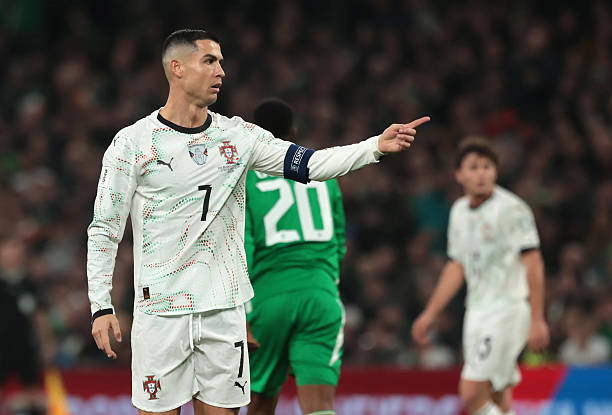 Ronaldo nhận thẻ đỏ, HLV CH Ireland đáp trả bất ngờ