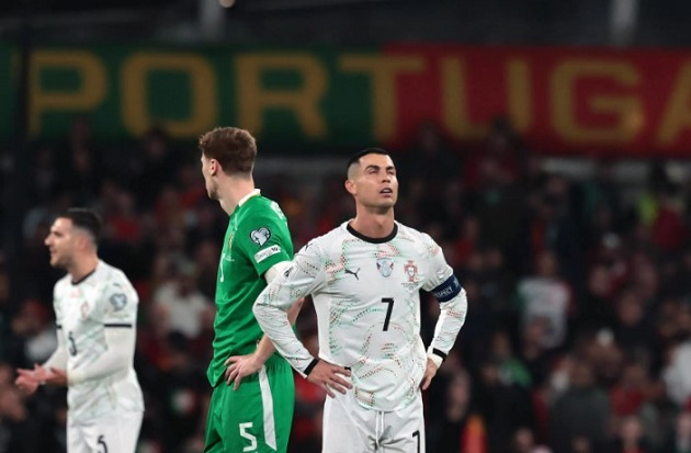 Ronaldo nhận thẻ đỏ, nguy cơ bị treo giò ở World Cup
