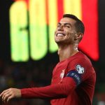 Ronaldo phải nắm lấy cơ hội để bỏ xa Messi