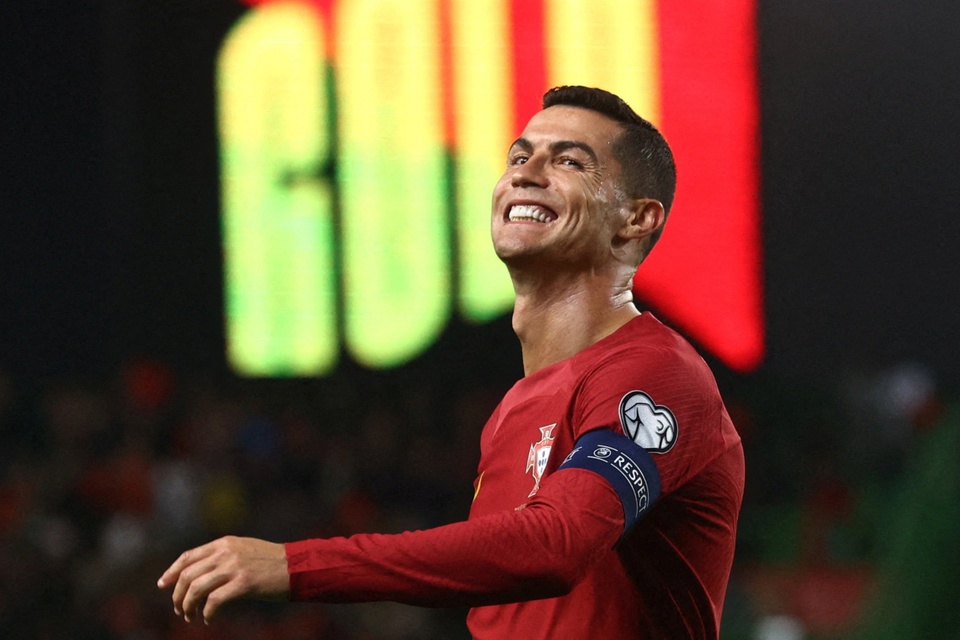 Ronaldo phải nắm lấy cơ hội để bỏ xa Messi