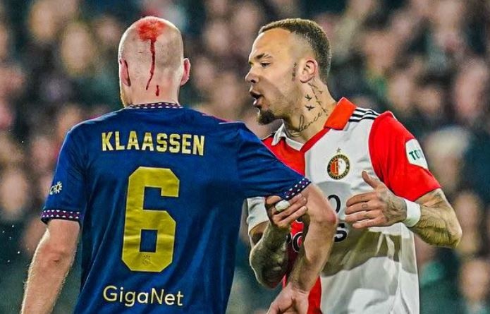 Sao Ajax chảy máu khi trúng vật thể lạ ở Siêu kinh điển Hà Lan