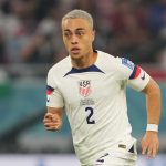 Sergino Dest nhận 2 thẻ vàng chỉ cách nhau… 20 giây