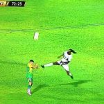 SỐC! Adebayor tung cước đạp thẳng mặt đối thủ