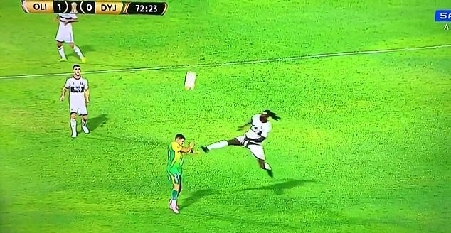 SỐC! Adebayor tung cước đạp thẳng mặt đối thủ