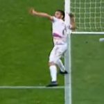 Sốc! Cầu thủ Armenia ném chai nước vào trọng tài