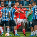 SỐC! Đấm nhau đầy bạo lực, 2 ông lớn Brazil nhận 8 thẻ đỏ