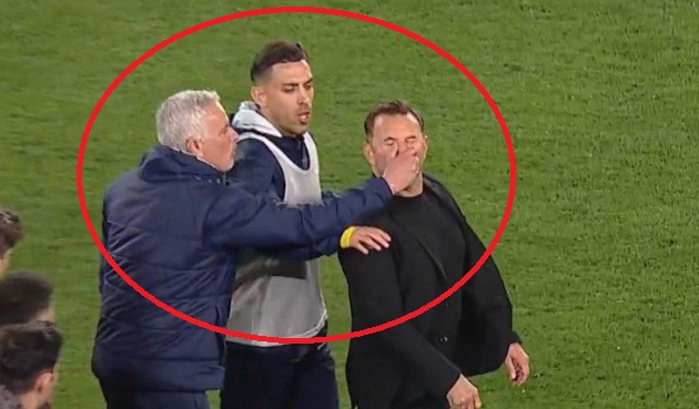 SỐC! Thua trận, Mourinho bóp mũi HLV đối thủ