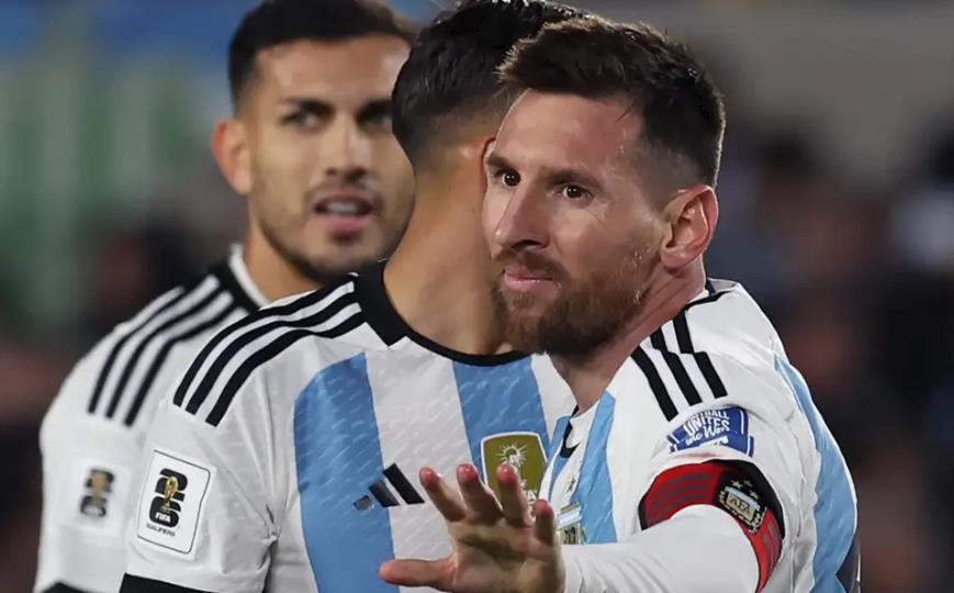 Tại sao Messi dự bị trước Ecuador?