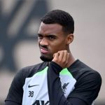 Tập luyện xong, Klopp đến gặp Gravenberch và nói thẳng 1 câu