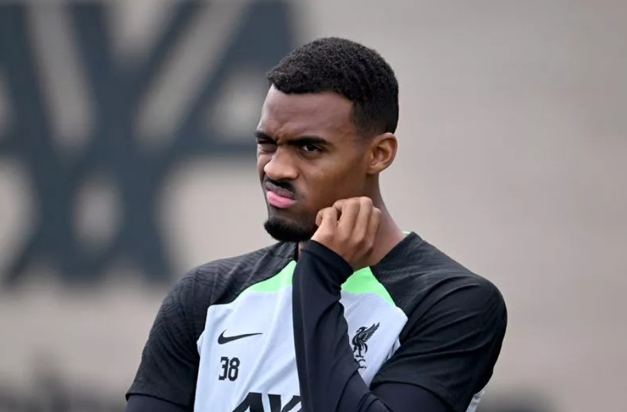 Tập luyện xong, Klopp đến gặp Gravenberch và nói thẳng 1 câu