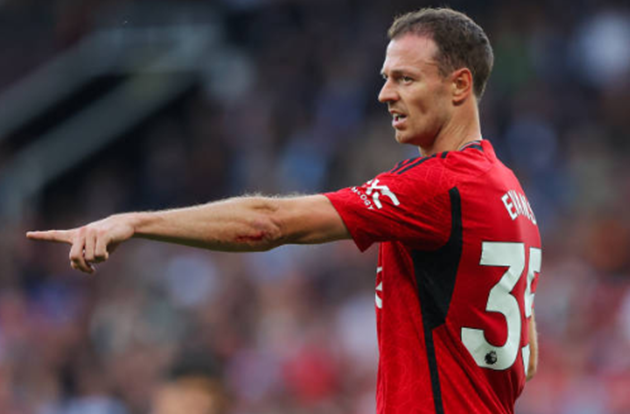 Ten Hag cập nhật tình hình của Jonny Evans
