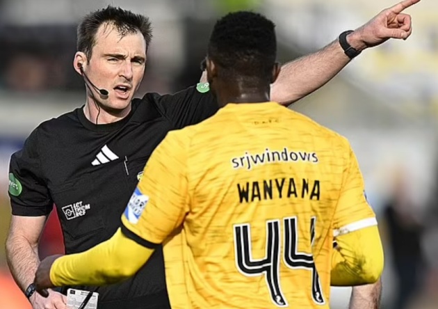 Thi đấu 20 phút, cựu sao Premier League nhận thẻ đỏ tai hại