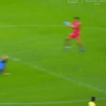 Thủ môn Argentina lao lên giữa sân bắt bóng